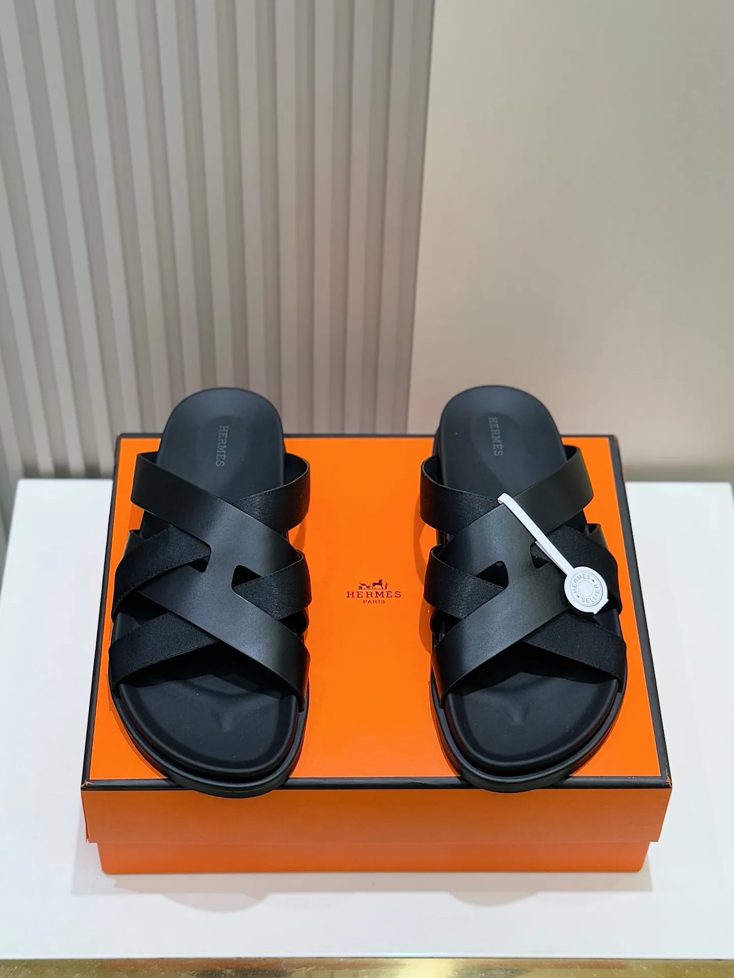 Batch 280 Hermes men's Kazimir slippers - top quality woven calfskin functional sandals, with interwoven uppers inspired by the "H" iconic pattern to create a casual look, perfect for summer. Imported cowhide + cowhide lining + rubber outsole Size: 38-44 (.45.46 customized)